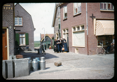 807838 Gezicht in de Visserssteeg te Spakenburg (gemeente Bunschoten), vanaf de Oude Schans.